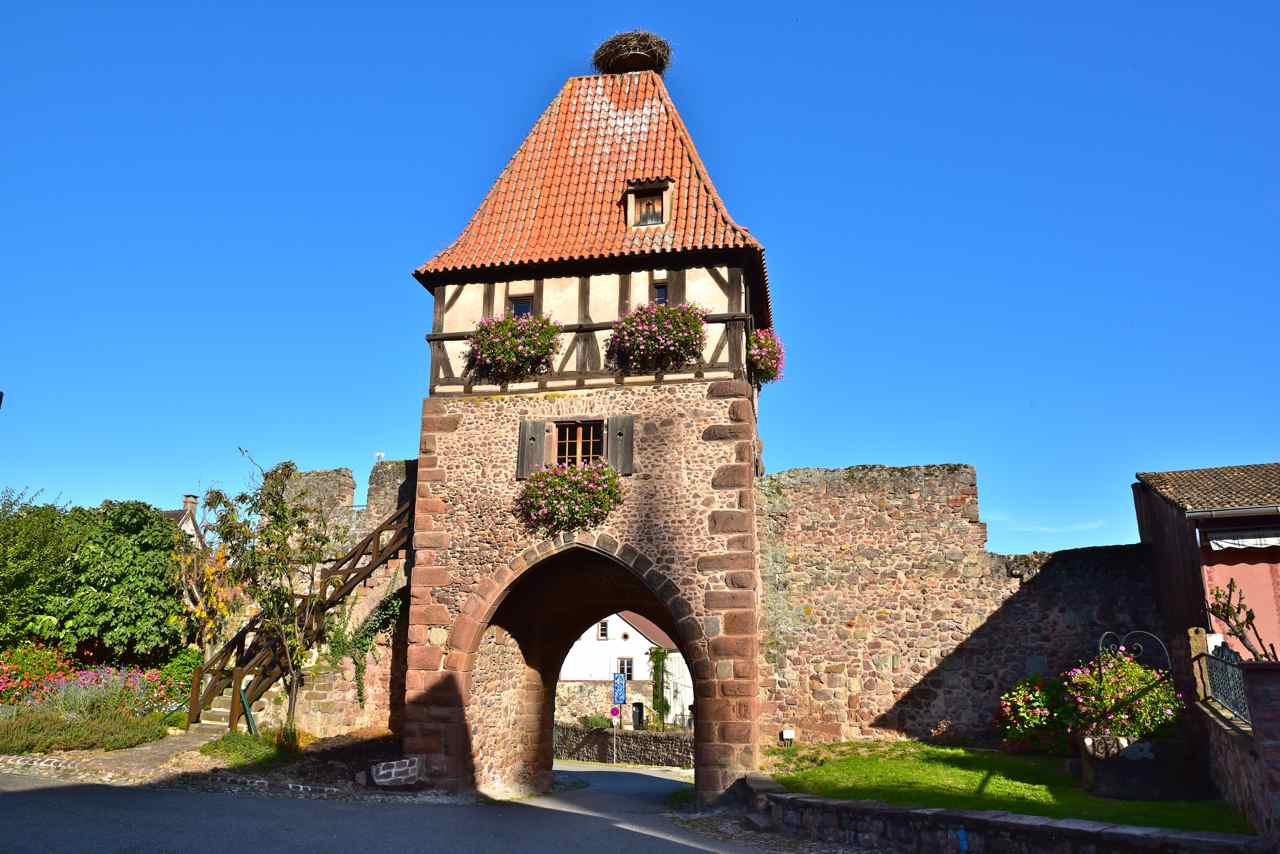  Les remparts et la tour des Sorcières vus depuis lintérieur du village, Châtenois